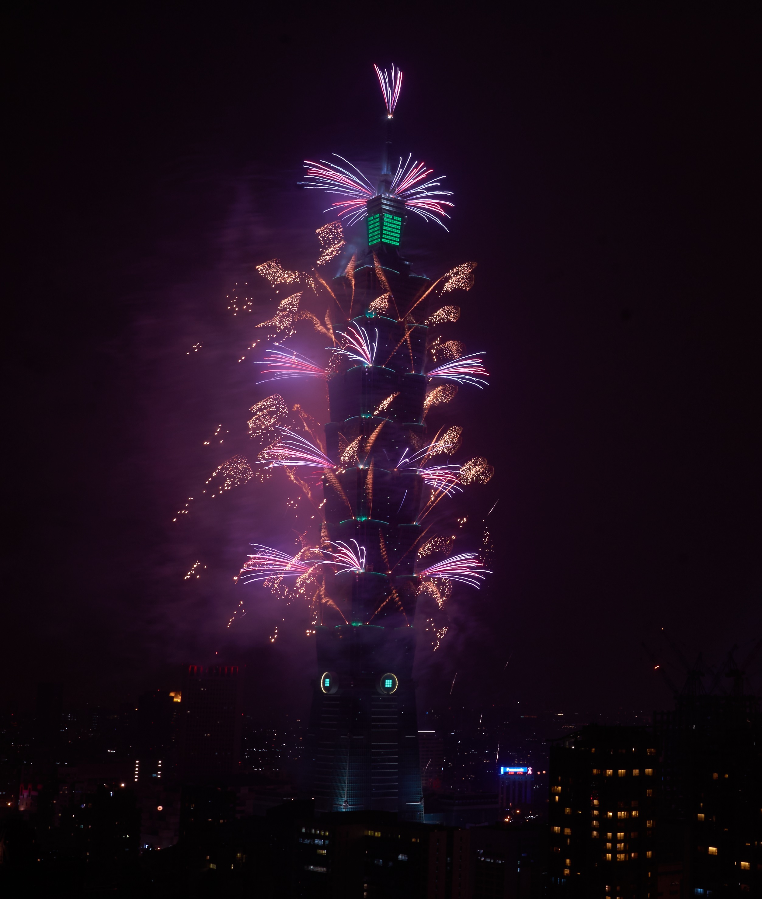 【新(xin)聞圖片】飛利(li)浦炤明助力檯北101打造檯(tai)灣綠色(se)地標 (2).jpg